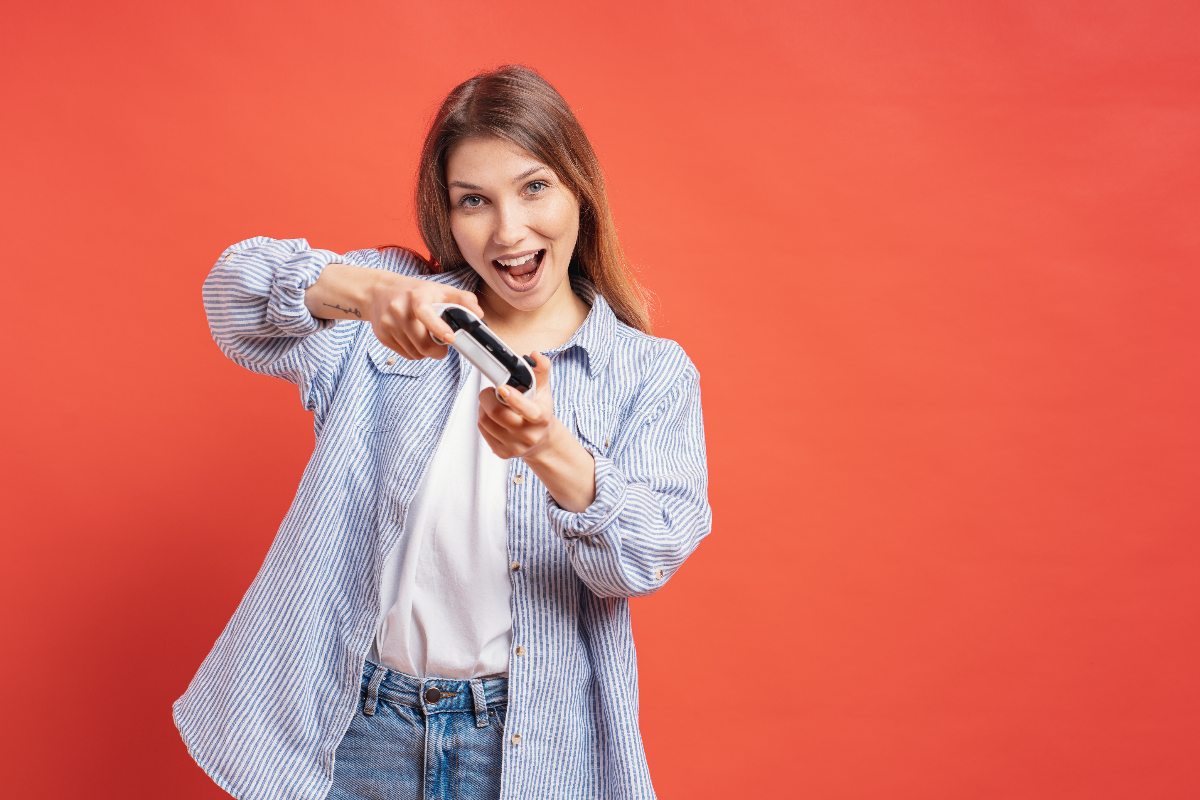 Fille avec manette de console sur fond orange, car high tech en promo chez SFR avec l'abonnement Power